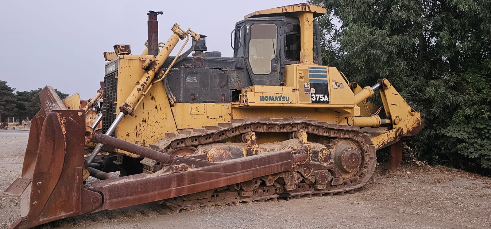 Komatsu D375A with ripper