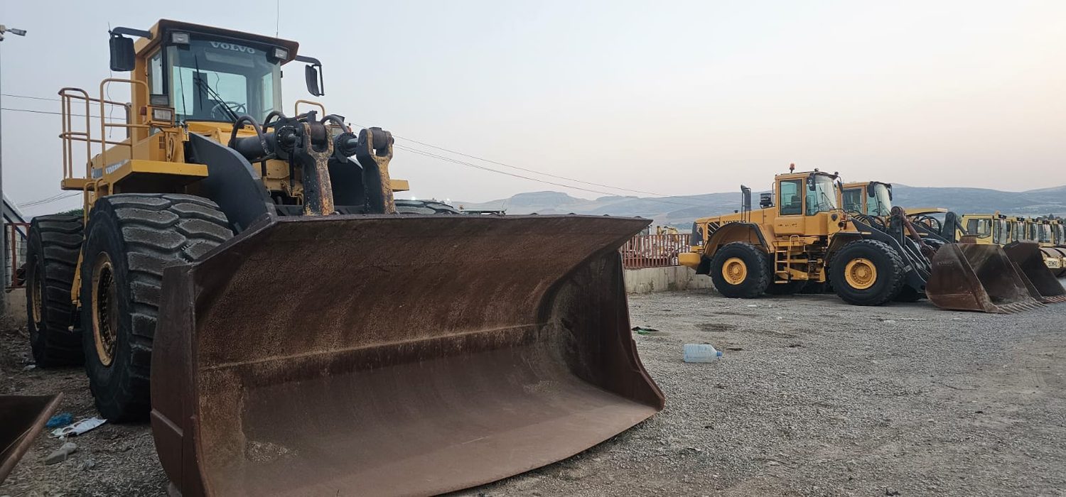 Wheel loader fitted with a dozer blade